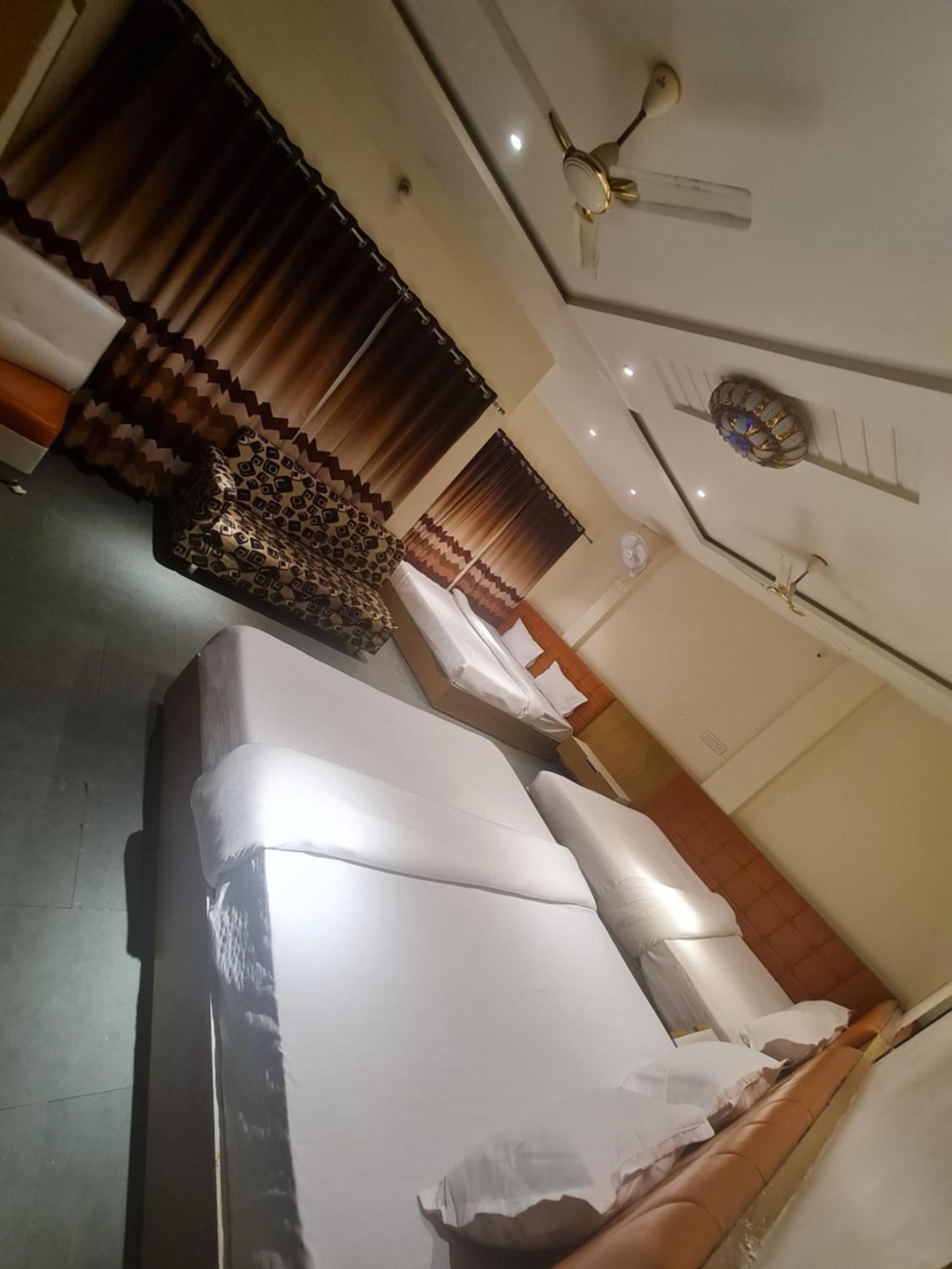 Hotel Empire Уджайн Екстериор снимка
