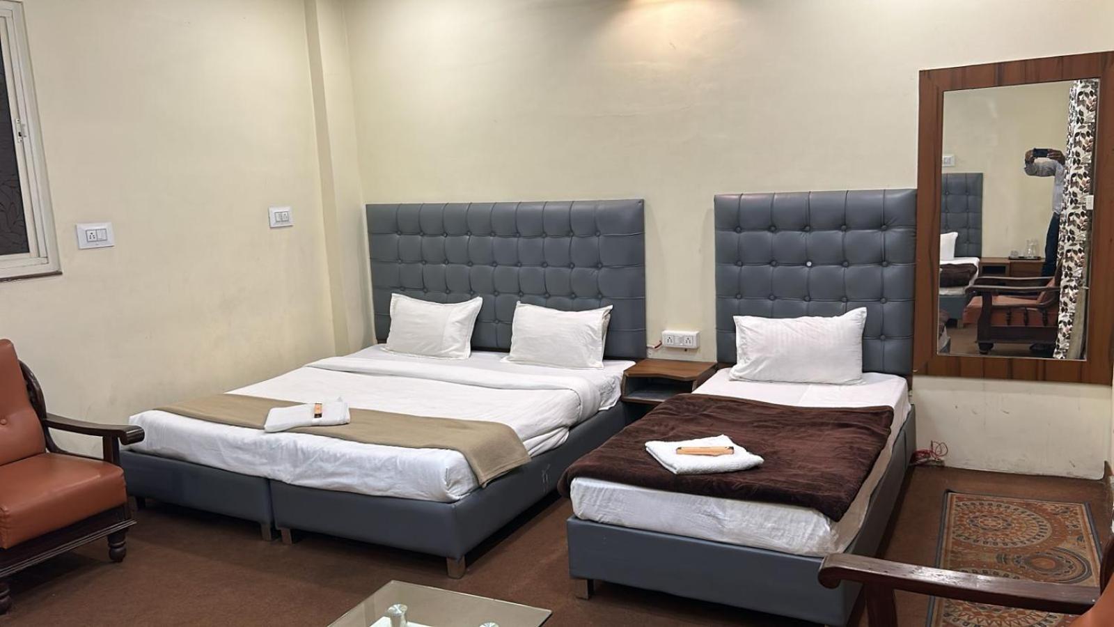 Hotel Empire Уджайн Екстериор снимка