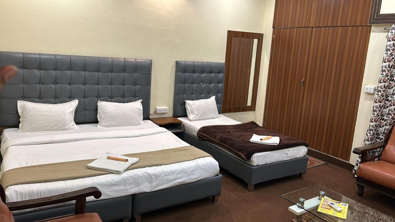 Hotel Empire Уджайн Екстериор снимка