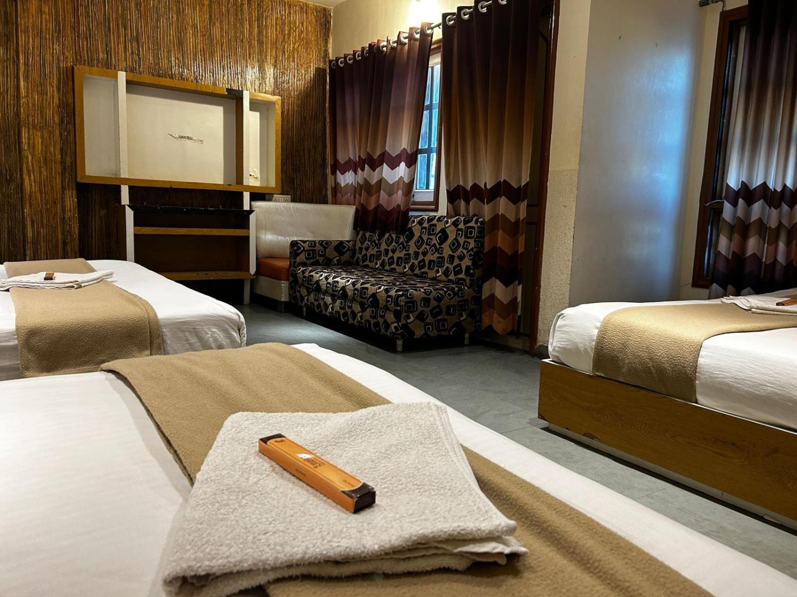 Hotel Empire Уджайн Екстериор снимка