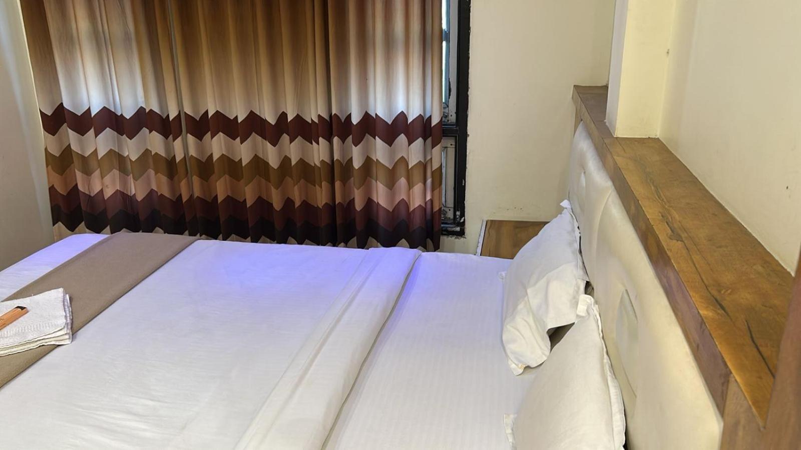 Hotel Empire Уджайн Екстериор снимка