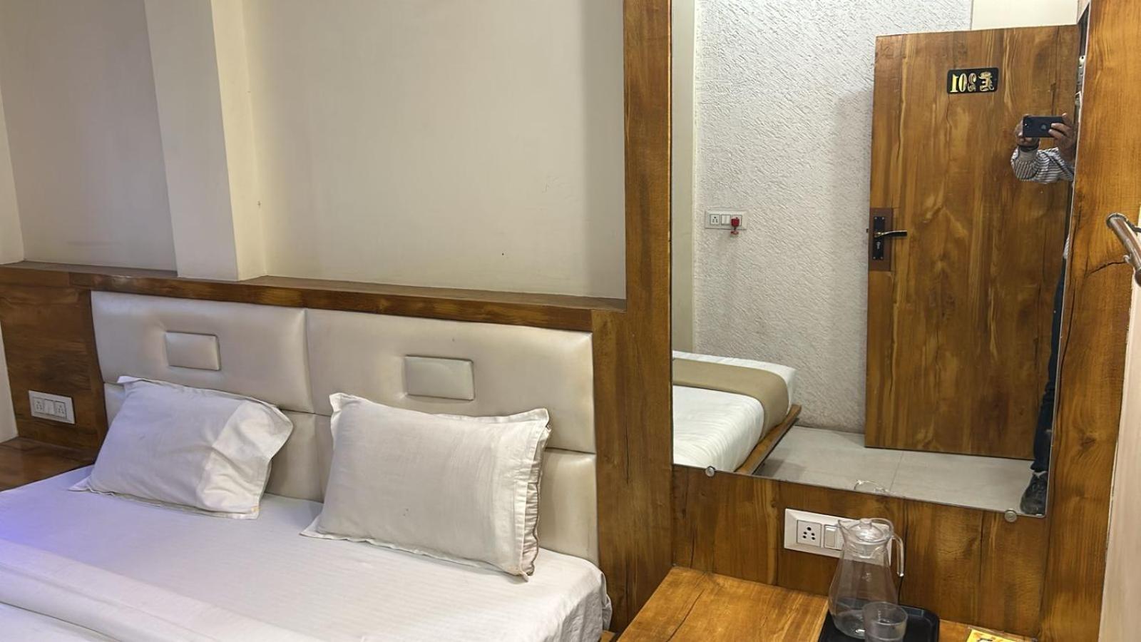 Hotel Empire Уджайн Екстериор снимка