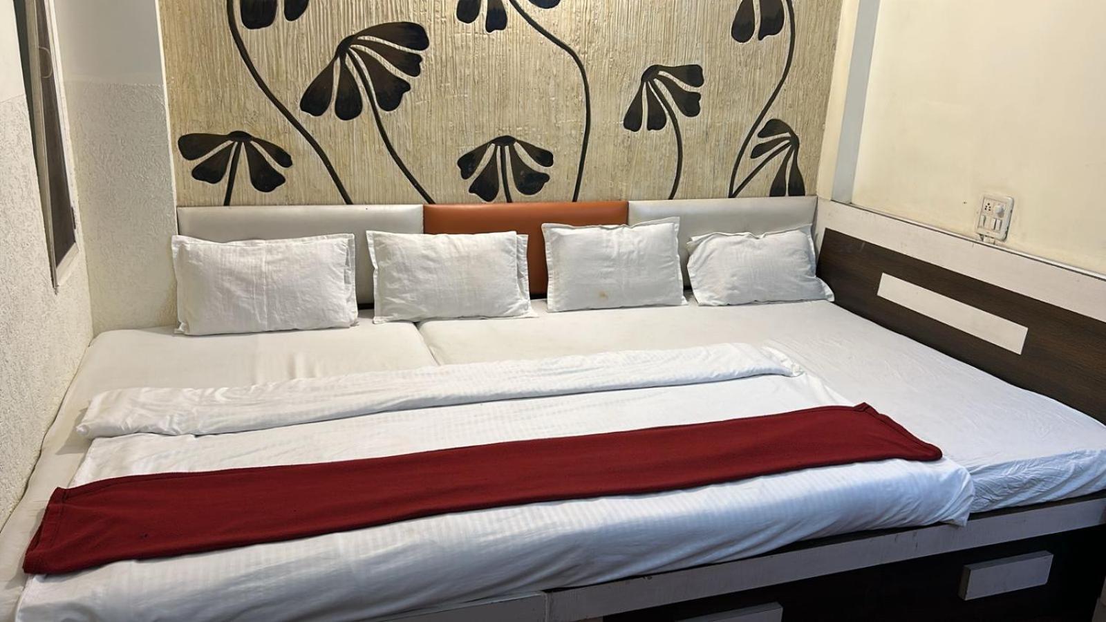 Hotel Empire Уджайн Екстериор снимка