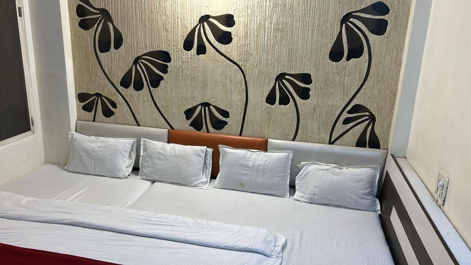 Hotel Empire Уджайн Екстериор снимка